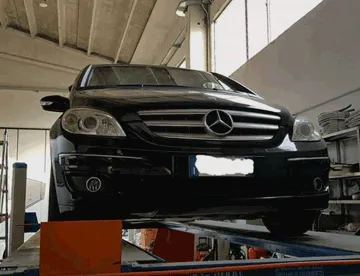 Montaggio gancio traino su Mercedes